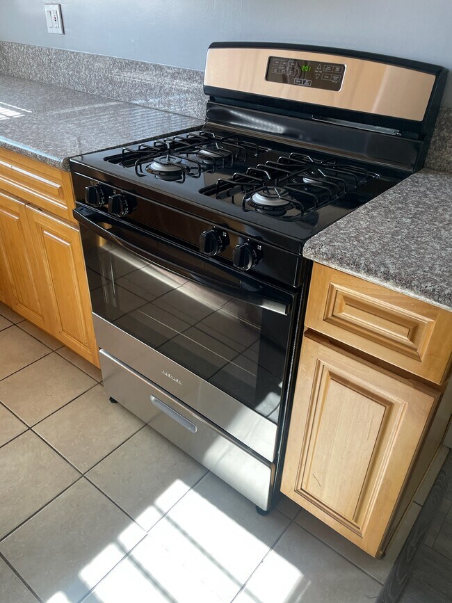 Building Photo - 1336 N Kenmore Ave