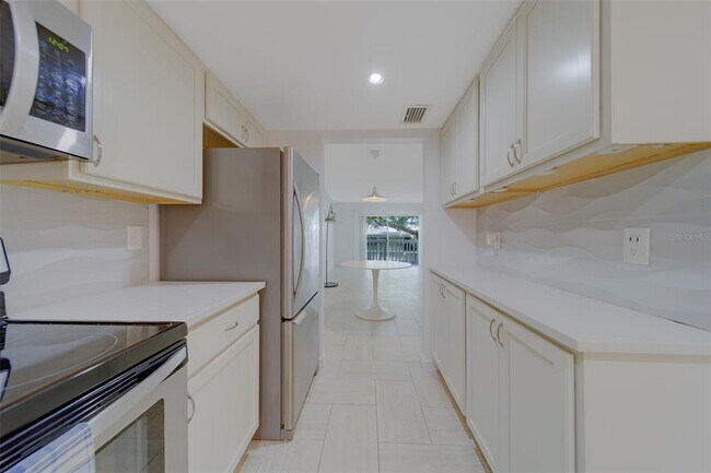 Building Photo - 2944 W Bay Dr