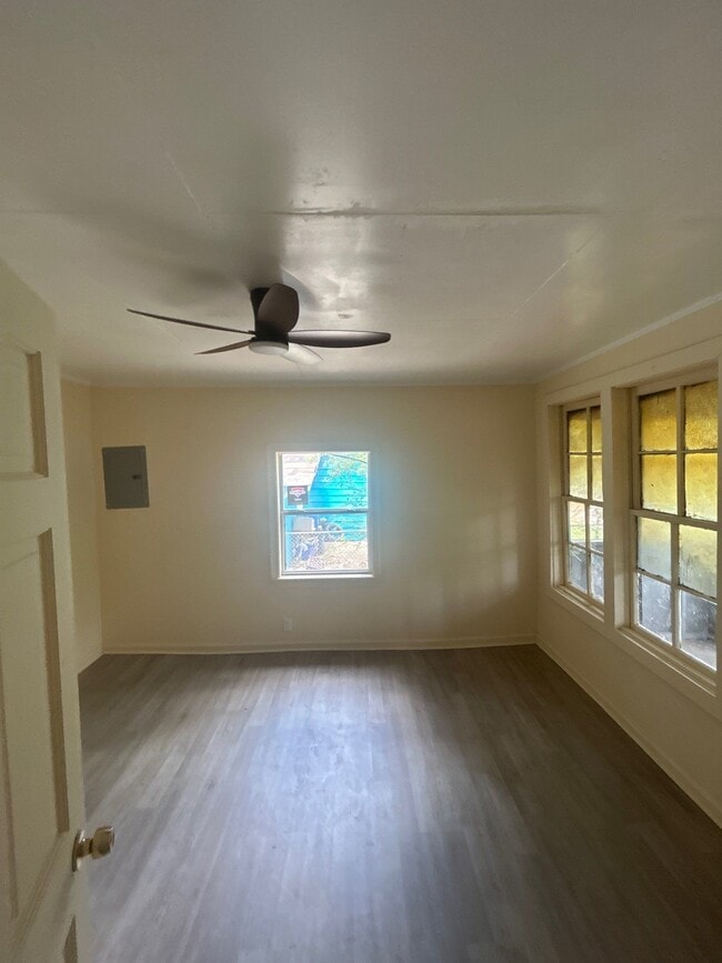Building Photo - 825 Powell Rhodes Dr