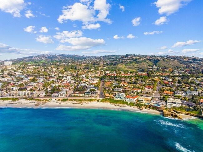 Building Photo - 2BR Coastal La Jolla Apartment | Steps to Windansea Beach