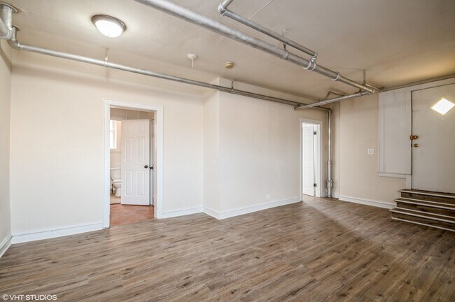 Building Photo - 5419 W Montrose Ave