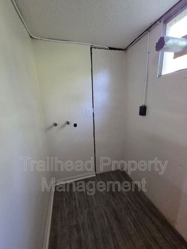 Building Photo - 608 NE Lynn St