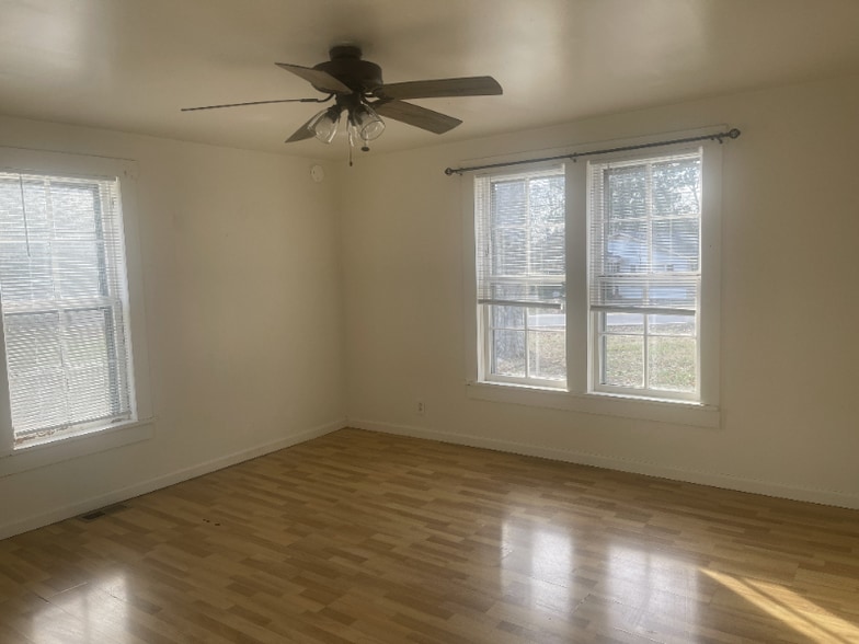 Building Photo - 422 Circle Dr