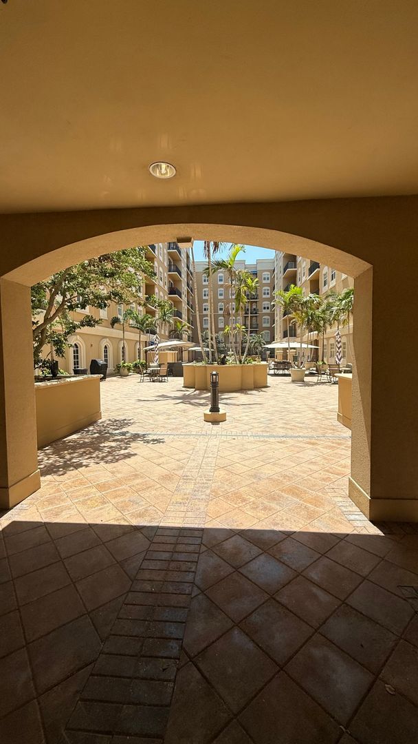 Building Photo - Annual Furnished Rental in Broadway Promen...