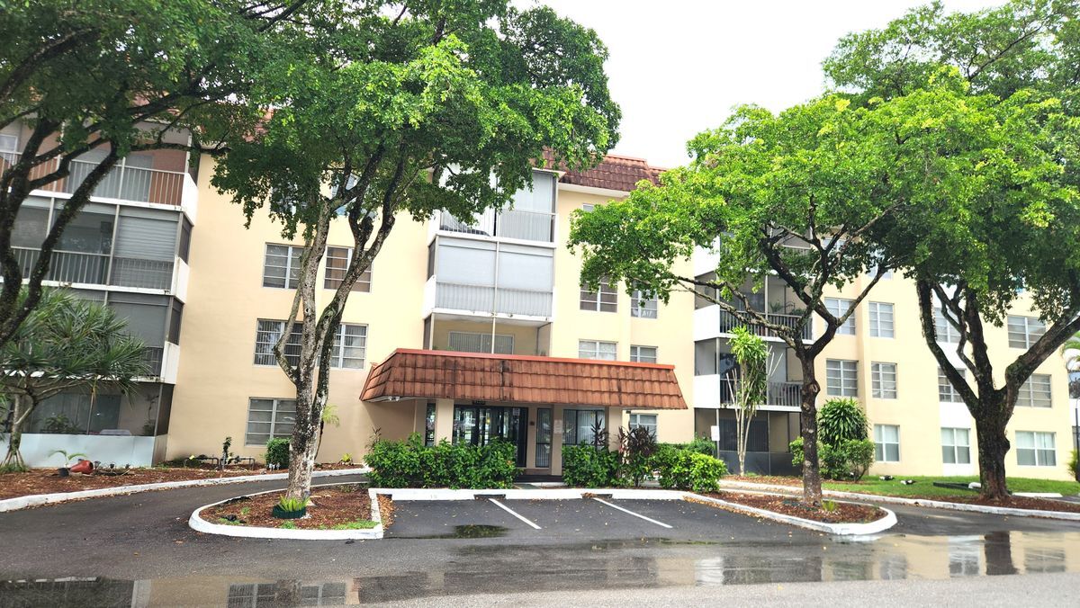 Building Photo - 4156 Inverrary Dr