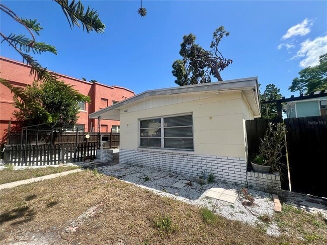 Building Photo - 2026 Burlington Ave N