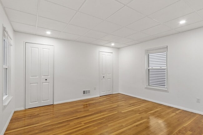 Building Photo - 17 Parker St