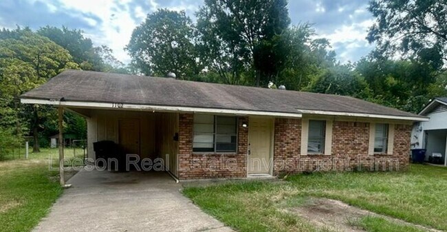 Building Photo - 1102 Cloverdale Dr
