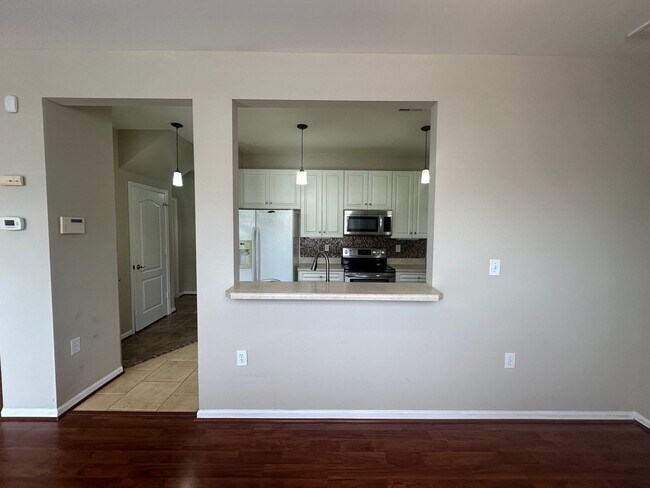 Building Photo - Beautiful townhouse style condo in Ridgely Manor - App Pending!