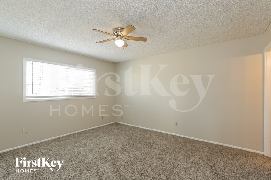 Building Photo - 614 E Greenway Dr