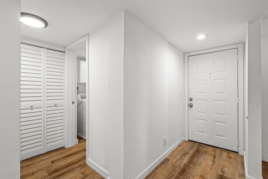Building Photo - 2202 S Cypress Bend Dr