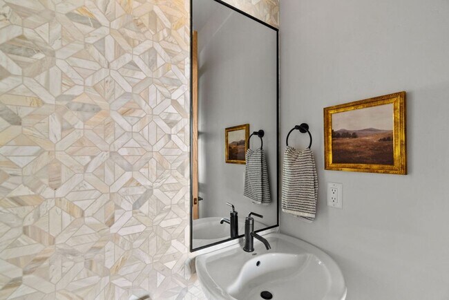 Building Photo - Exquisite Town home living: Bends desirabl...