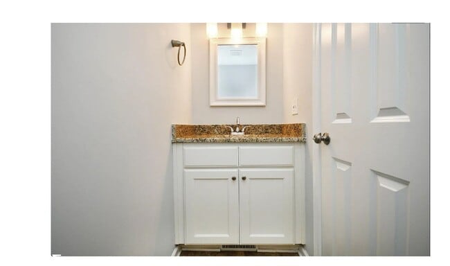 Building Photo - Charming 2-bedroom, 2.5-bathroom townhouse...