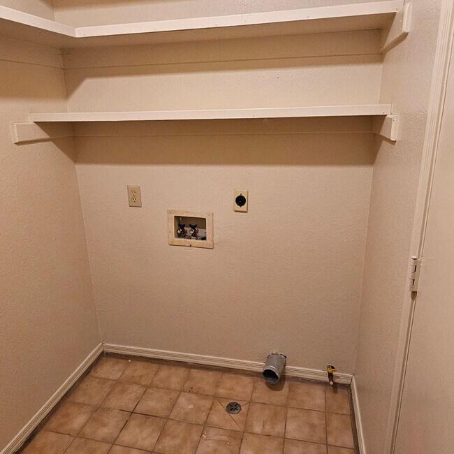 Building Photo - 3 bedroom corner unit for rent