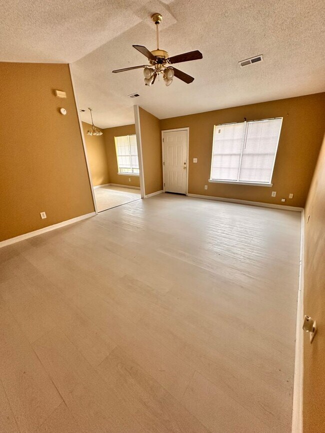 Building Photo - 2 Green Acre Rd NE