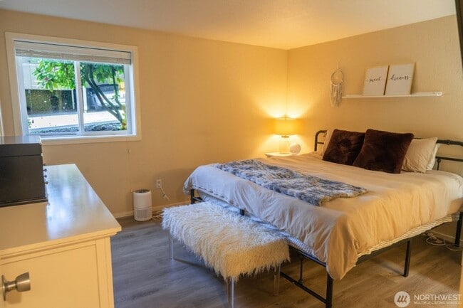 Building Photo - 2Bd/1.75Ba Kirkland Condo