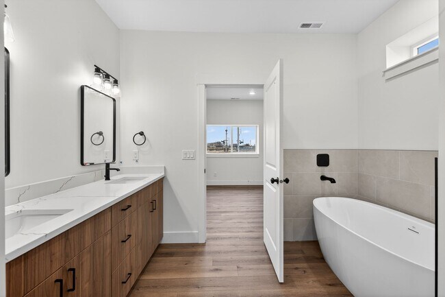 Building Photo - JR119L