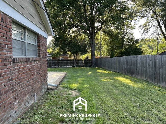 Building Photo - Unique 4BR/2BA Southaven Home | Hardwood Vaulted Sunroom & Fenced Yard