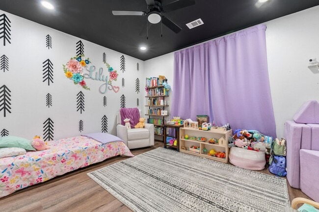 Building Photo - 3 Bedrooms Plus an Office & Sun room