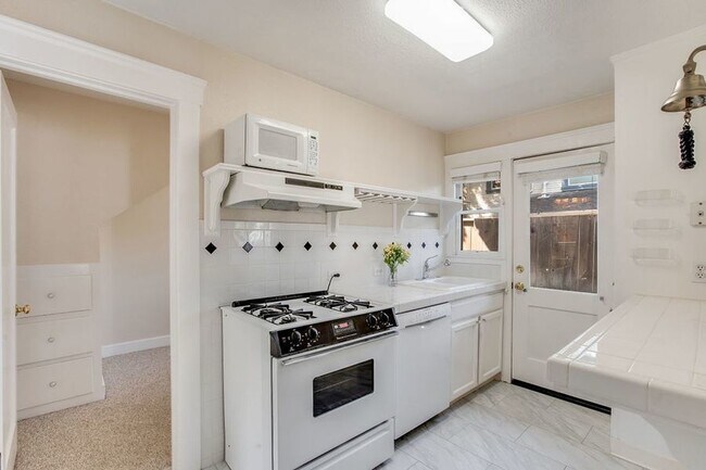 Building Photo - 332 Waverley St