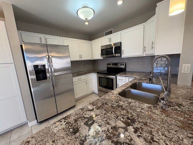 Building Photo - 2Bed/2Bath Townhouse in North Scottsdale! Ready for Immediate Move-In! -- 2 CAR GARAGE!