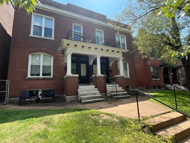 Building Photo - "Executive 2-Bedroom Haven with Gleaming Hardwood Floors in St. Louis City – 3852 Juniata Street!...