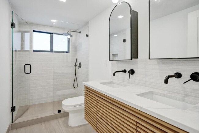 Building Photo - 840 SE 22nd Ave