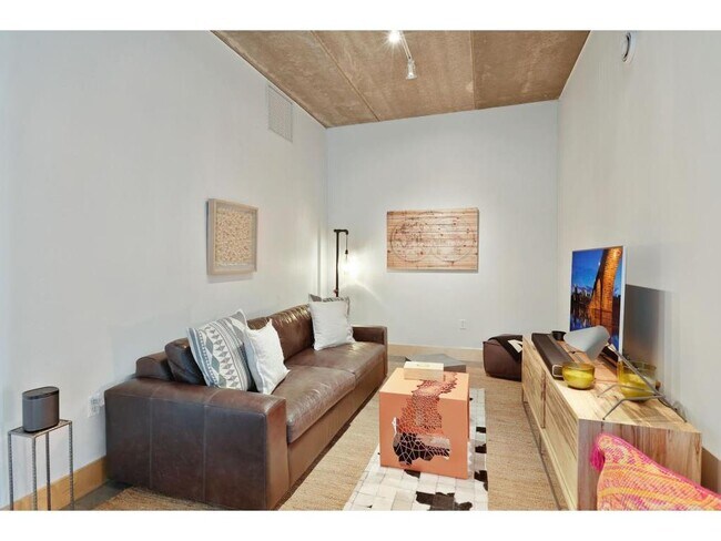 Building Photo - 345 6th Ave N