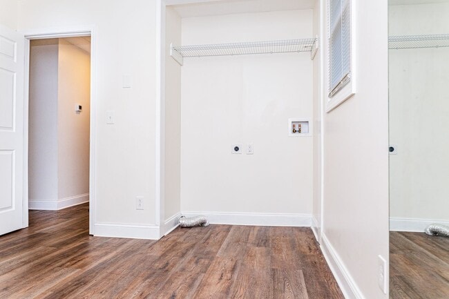 Building Photo - New Listing!