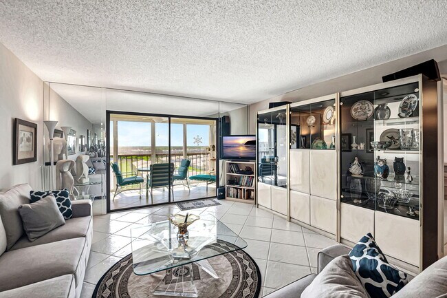 Building Photo - 6866 Huntington Ln