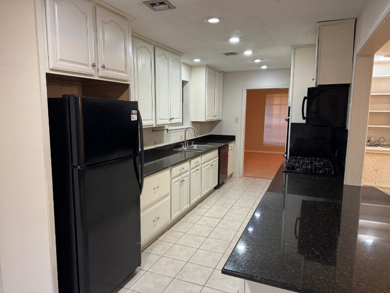 Building Photo - 114 Oak Dr