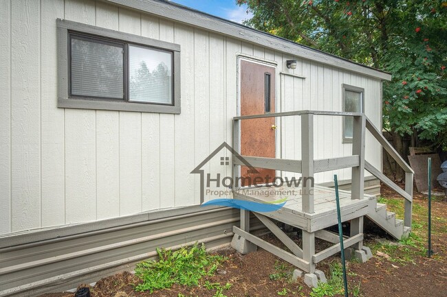 Building Photo - 3 Bedroom 2 Bathroom Home with Carport Available in Coeur d'Alene!