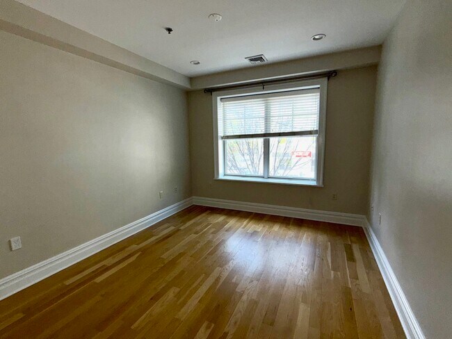 Building Photo - 703 Adams St