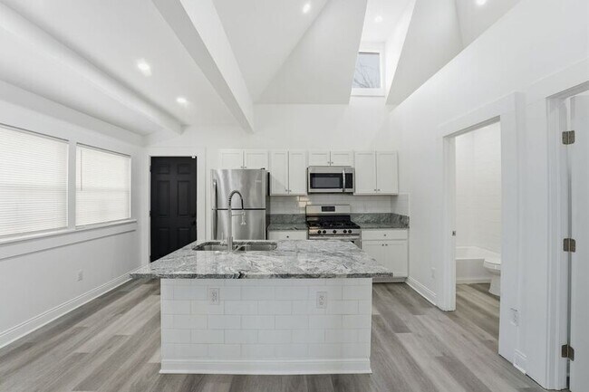 Building Photo - 522 Kelton Ave