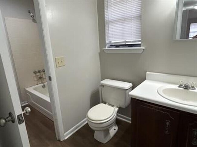 Building Photo - 220 Garden Cir