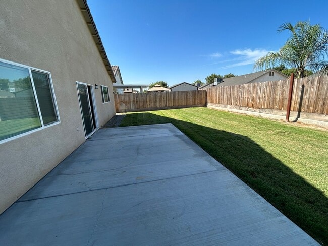 Building Photo - Beautiful 4 Bedroom 2 Bathroom Home in SE Visalia with Solar and Yard Care!