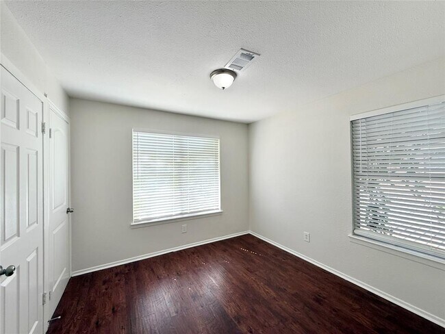 Building Photo - 3633 N MacGregor Way