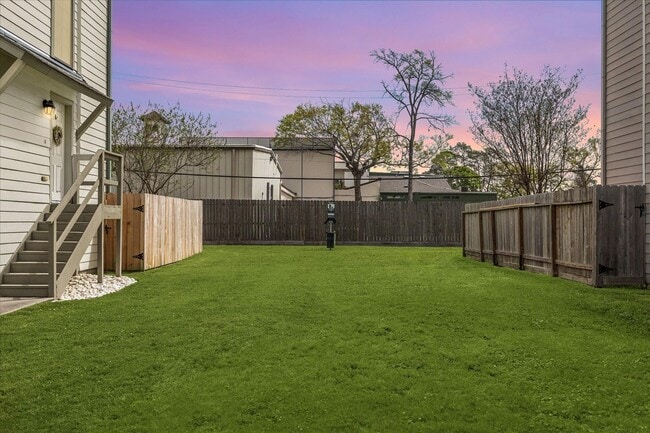 Building Photo - 836 Garden Oaks Terrace