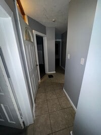 Building Photo - Beautiful 2 Bed 1 Bath APARTMENT PENDING
