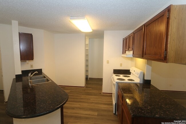 Building Photo - 6943 Sunshine Tree Dr