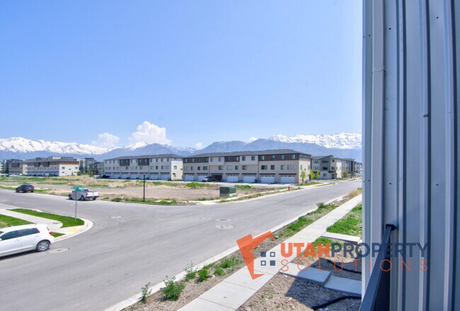 Building Photo - 962 W 500 S