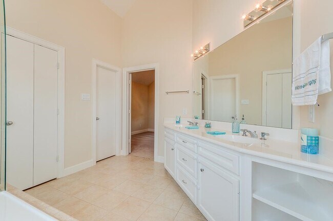 Building Photo - 3703 Main Poplar Dr