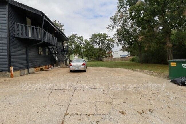 Building Photo - 405 S Maple St