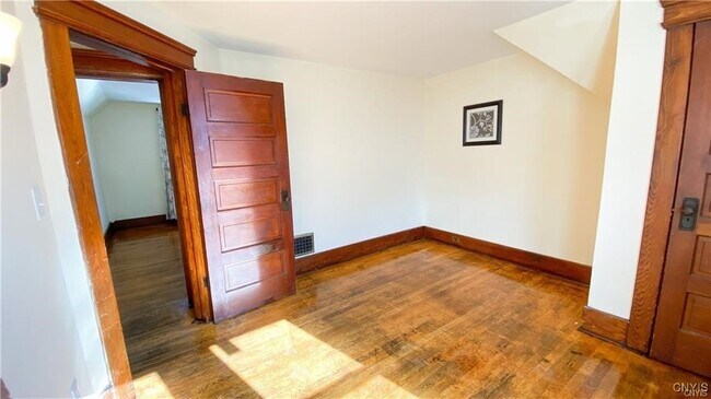 Building Photo - 400 Roberts Ave