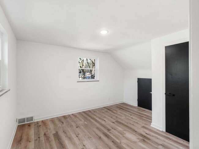Building Photo - AVAILABLE NOW! STUNNING 3 BEDROOM IN PENN ...