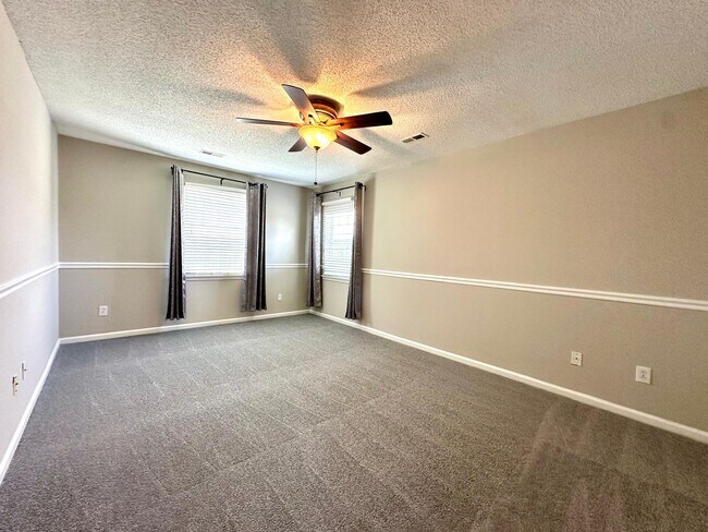 Building Photo - 8425 Hirsch Dr