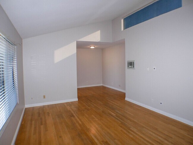 Building Photo - Charming 2 bed/2 bath second level condo with washer/dryer & assigned parking