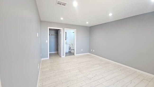 Building Photo - 32(839)