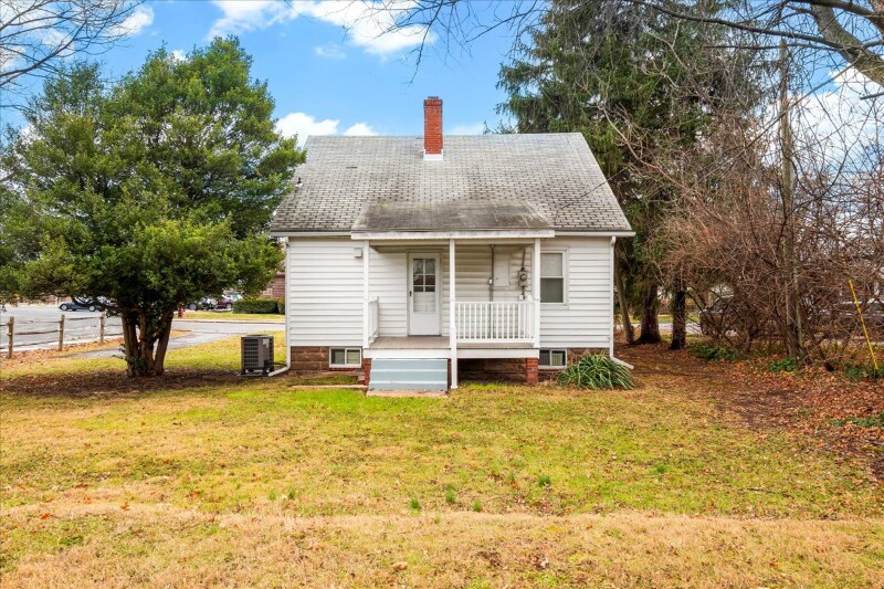 Building Photo - 3 Locust St