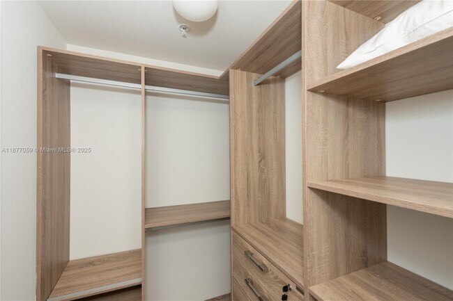 Building Photo - 999 SW 1st Ave